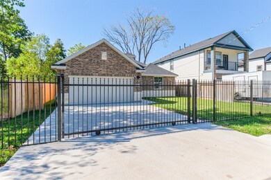 8407 Observatory St, Houston, TX 77088 - photo 2