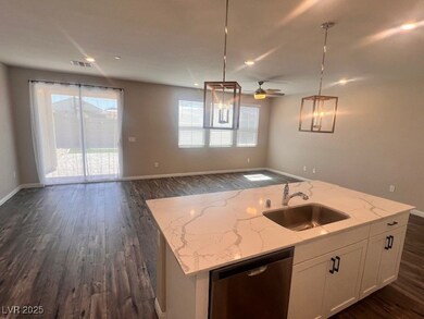 Kitchen with a sink, a ceiling fan, dishwasher, op