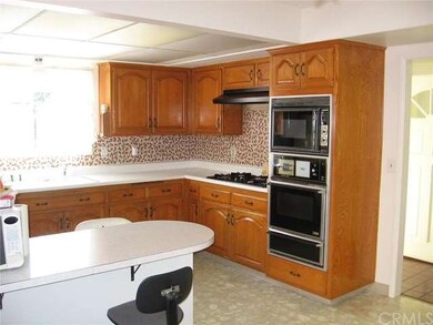 Upgraded kitchen w/breakfast bar
