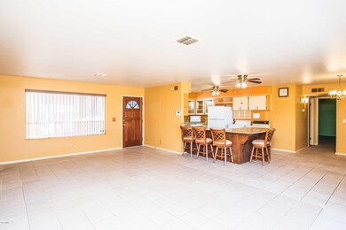 Family Rooom - Kitchen