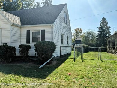 819 W Mount Hope Ave, Lansing, MI 48910 - photo 2