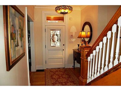 Entry/Foyer.