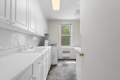 The Balfour unit A33, Forest Hills, NY 11375 - photo 4