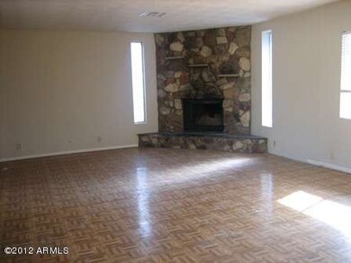 Living Room w Fireplace