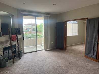 LARGE FAMILY ROOM FOR ENTERTAINING
