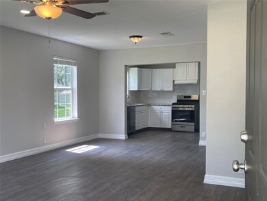 322 E Coombs St, Alvin, TX 77511 - photo 2