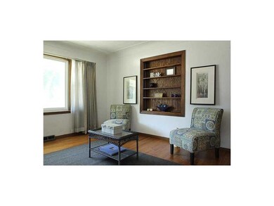Living Room-L2. Lots of light in  west facing wind