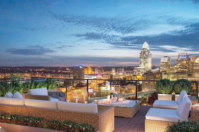 327 Oregon St, Cincinnati, OH 45202 - photo 5