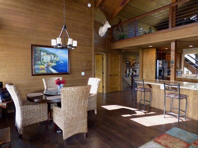 Dining area & breakfast bar