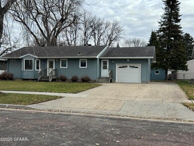 435 3rd Ave SE, East Grand Forks, MN 56721 - photo 2
