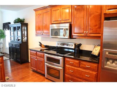 Kitchen - Note the Maytag Gemini double oven. Gran