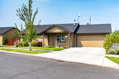 63777 Hunters Cir, Bend, OR 97701 - photo 3