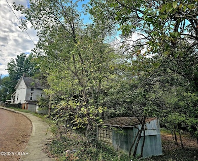 444 E 8th St, Baxter Springs, KS 66713 - photo 2