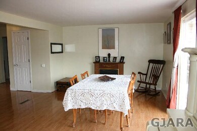 Measures 20X12 with gas fireplace can double as fa