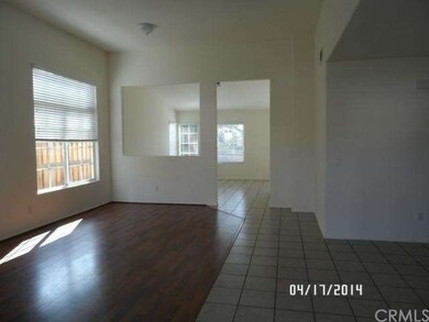 ENTRY / LIVING ROOM