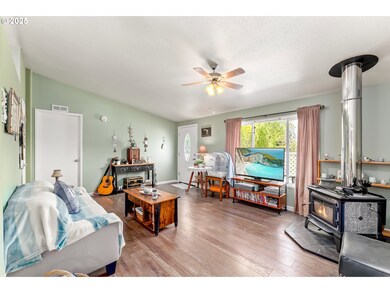 491 Grandview St, Glide, OR 97443 - photo 5