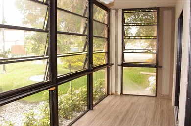 Screened Patio w/utility room