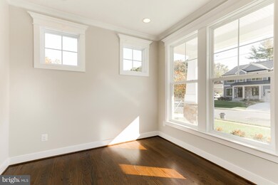 605 Valley Dr SE, Vienna, VA 22180 - photo 4