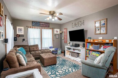 2207 N Howell St, Davenport, IA 52804 - photo 6