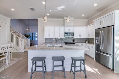 Kitchen with tasteful backsplash, hanging light fi
