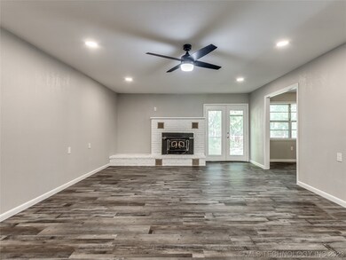 1501 N Fox St, Chouteau, OK 74337 - photo 5