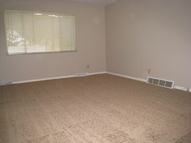 1044 Ross Rd, Columbus, OH 43227 - photo 4