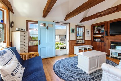 008-Living_Room-4446497-medium