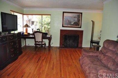 Living Room with Crown Moulding, Hardwood Floors t