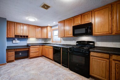 Cozy Kitchen w/ample cabinet space!