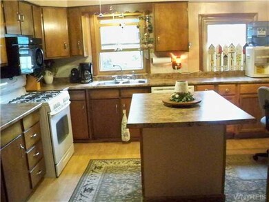 Kitchen. The fully appliance kitchen has abundant 