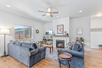 262 Samuel Ln Loop Rd, Phoenix, OR 97535