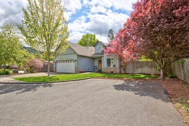 1051 SE Jerrine St, Grants Pass, OR 97527 - photo 2