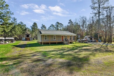 View of front of property featuring a front lawn,