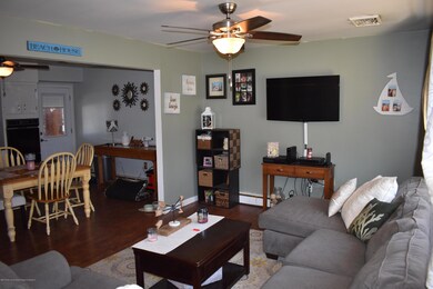 242 WILLOW LIVING ROOM