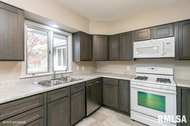 1916 Elmwood Dr, Bettendorf, IA 52722 - photo 4