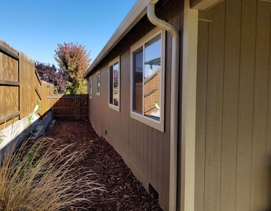 911 Stonewater Dr, Eagle Point, OR 97524 - photo 4