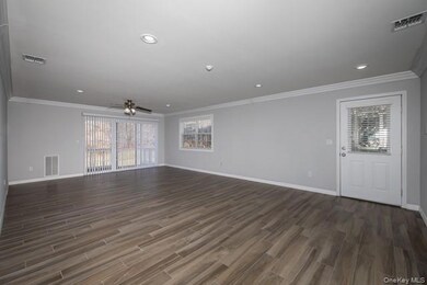 14 Village Green Dr unit 14, Port Jefferson Station, NY 11776 - photo 5