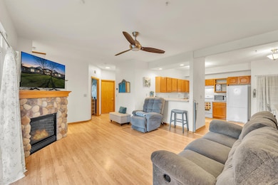 4834 W Maple Leaf Cir unit 6, Milwaukee, WI 53220 - photo 7