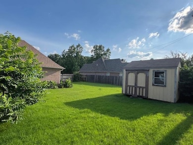 View of yard featuring a shed