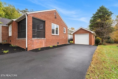 2327 Woodrow Dr, Knoxville, TN 37918 - photo 4