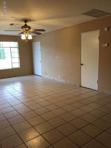 2317 N 31st living room