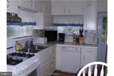 932 Barron Ave, Essex, MD 21221 - photo 4