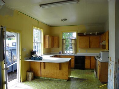 347 N Fourth St, Central Point, OR 97502 - photo 3