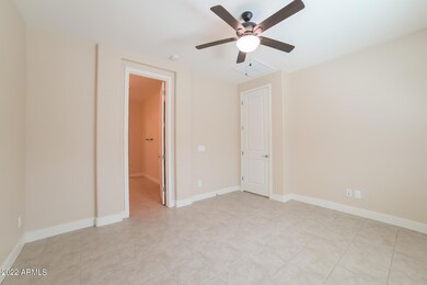 008-photo-main-bedroom-11373894