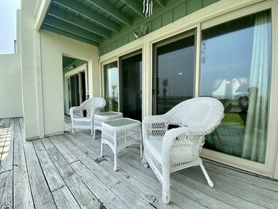 Covered deck off Living & Master