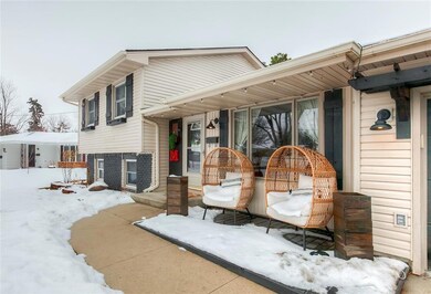 2421 N 2nd Ave E, Newton, IA 50208 - photo 3