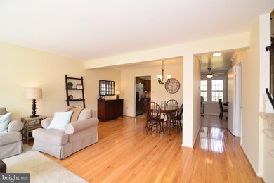 9959 Longford Ct, Vienna, VA 22181 - photo 5