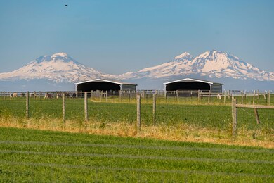 shelters with view of three sisters oreg