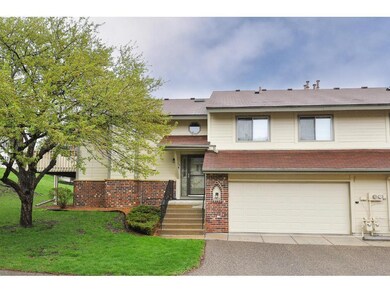 Great 2 bedroom 3 bathroom townhouse in quiet Mapl
