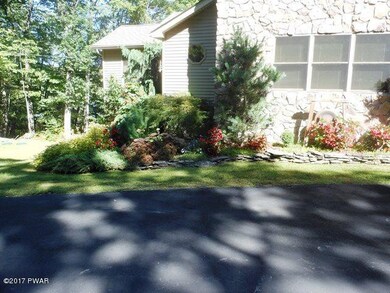 813 Blackbirch Ct, Blooming Grove Township, PA 18428 - photo 2